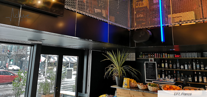 Installation d'enceintes pour la sonorisation de bars et de clubs par Arbane Groupe.