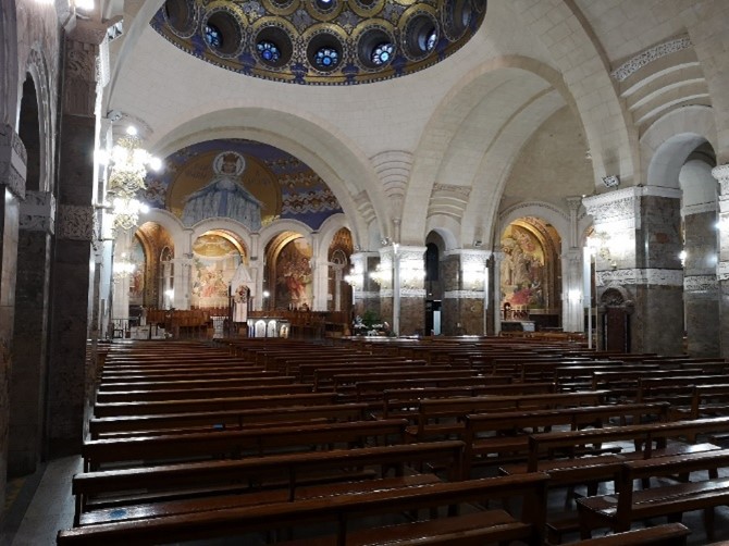 Vue générale de la solution de sonorisation de la Basilique de Rosaire à Lourdes